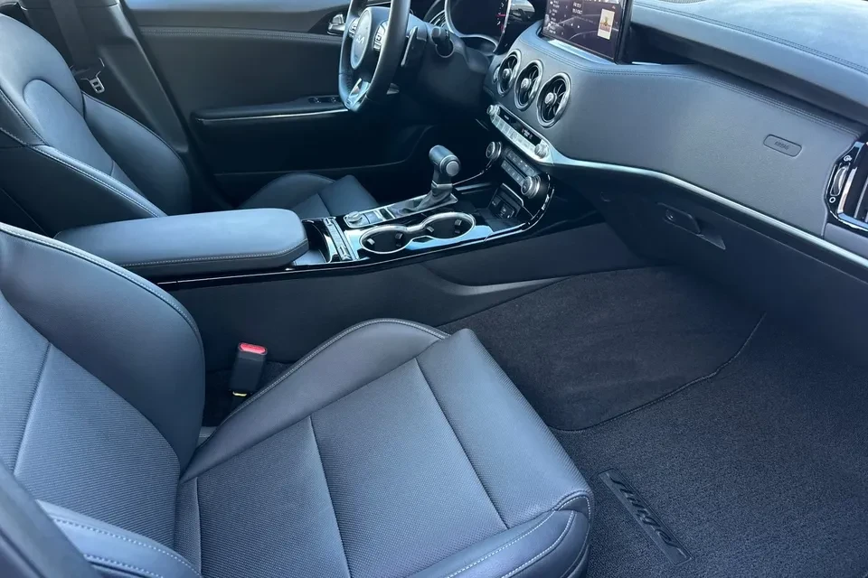 2023 Kia Stinger - Image 13 of 20