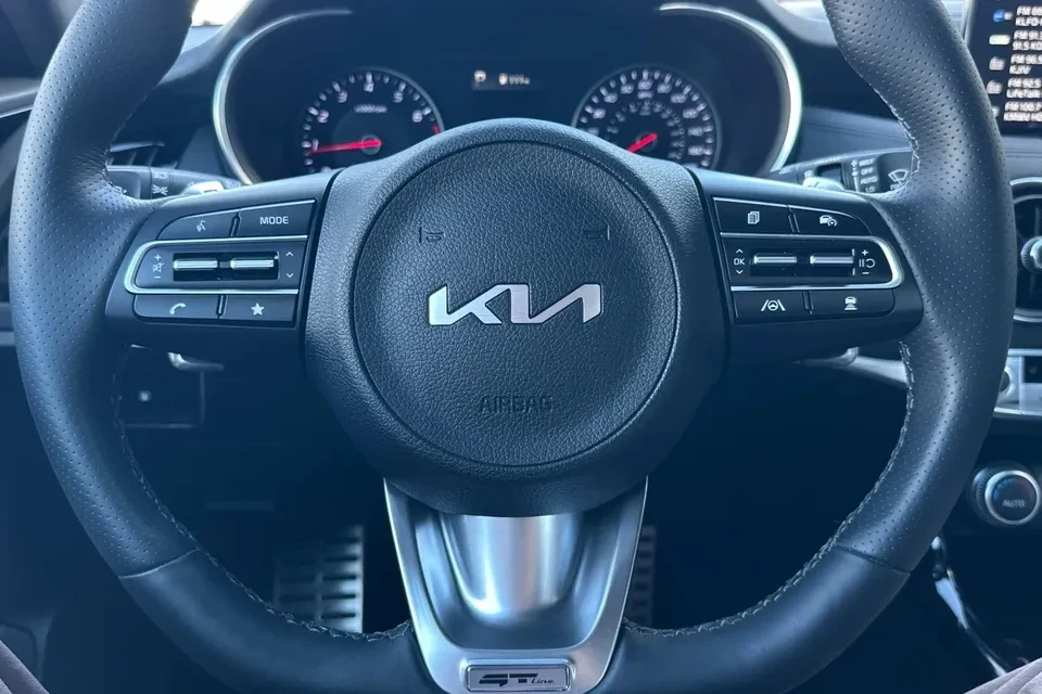 2023 Kia Stinger - Image 18 of 20