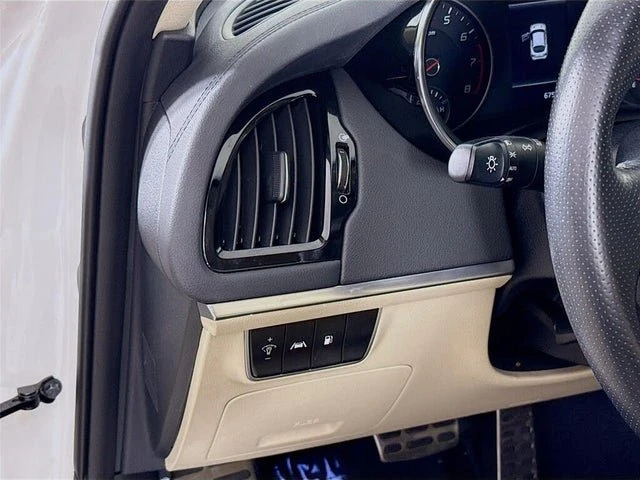 2023 Kia Stinger - Image 9 of 19