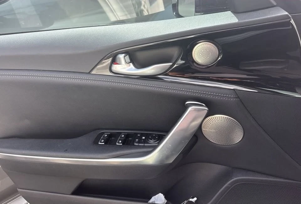 2023 Kia Stinger - Image 7 of 8