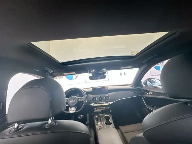 2023 Kia Stinger - Image 17 of 19