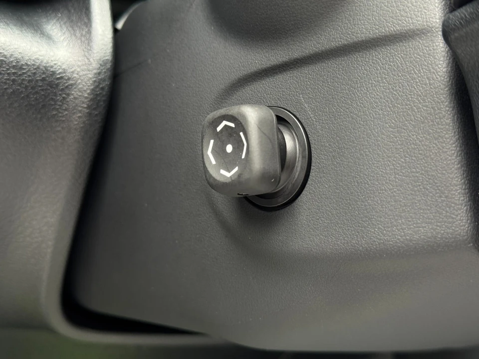 2023 Lexus IS - Image 20 of 31