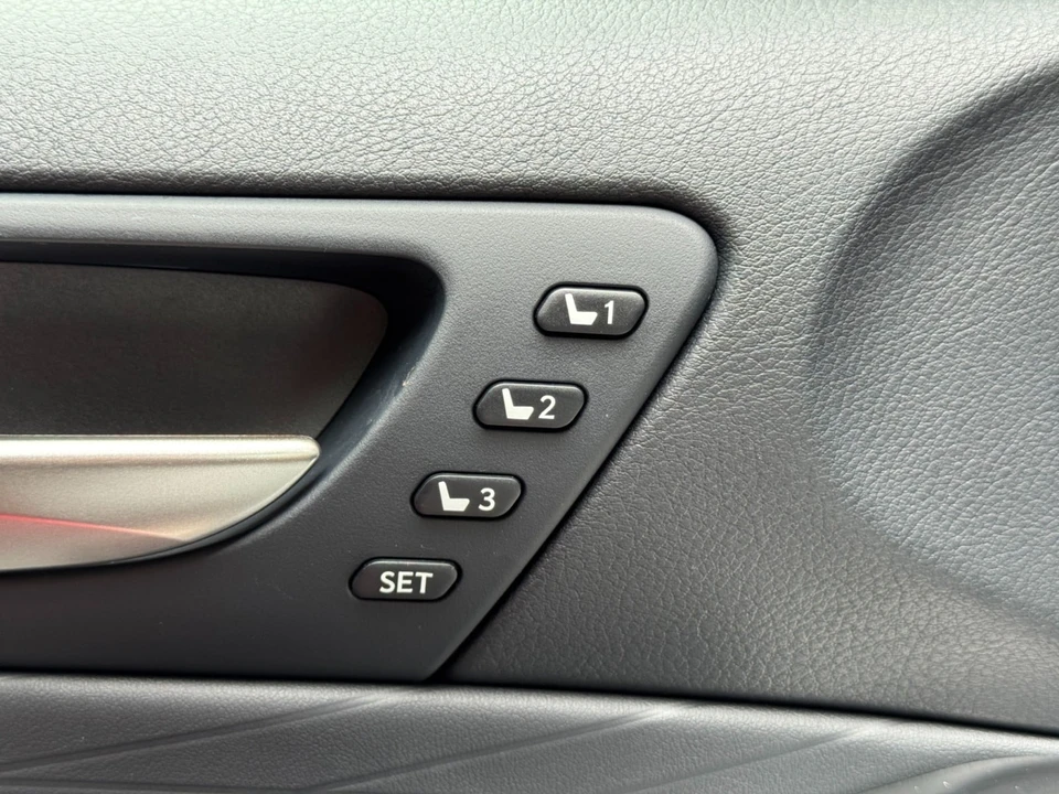 2023 Lexus IS - Image 18 of 31