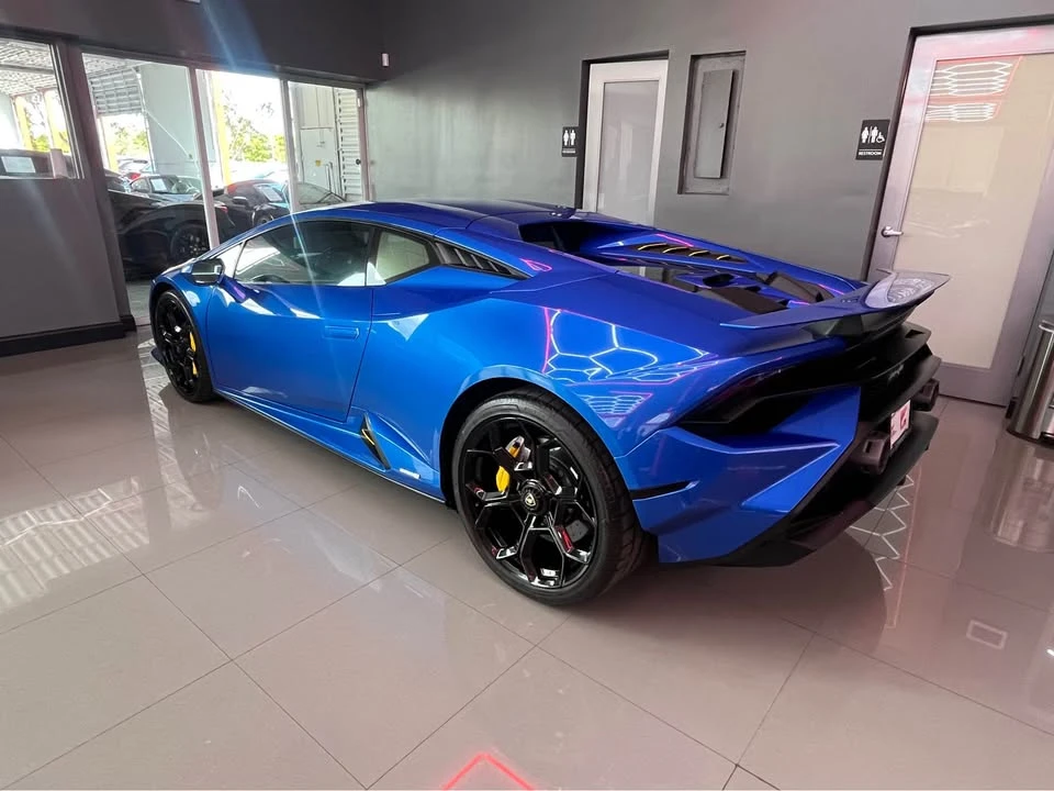 2023 Lamborghini - Image 3 of 4