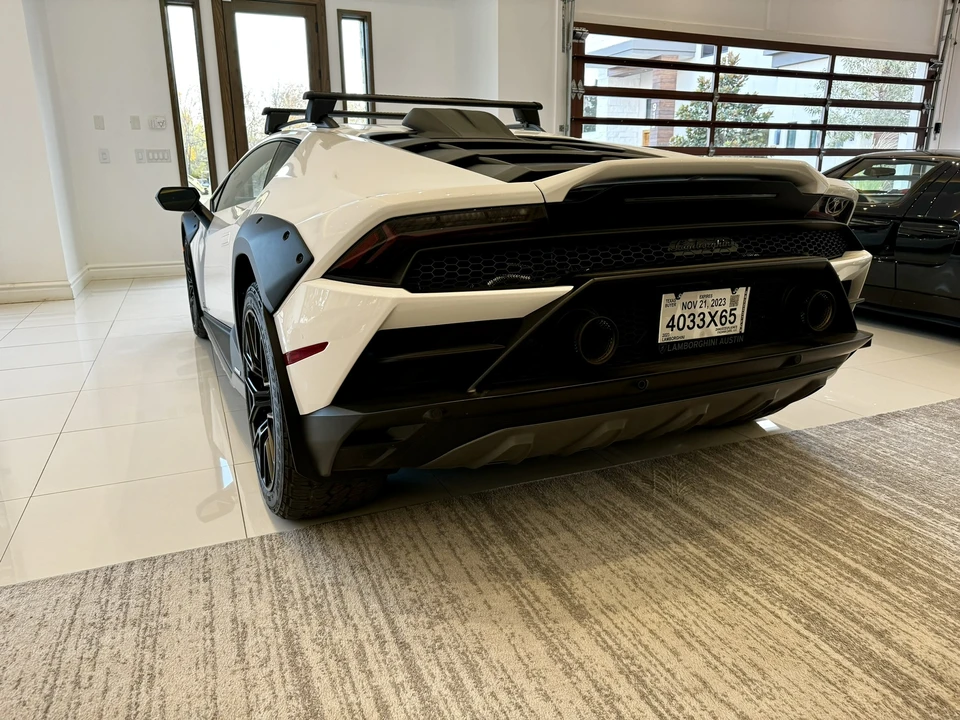 2023 Lamborghini Huracan Sterrato - Image 7 of 31