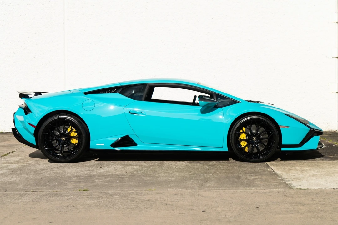 2023 Lamborghini - Image 9 of 31