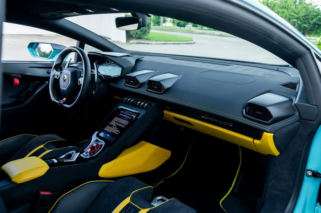 2023 Lamborghini - Image 16 of 31