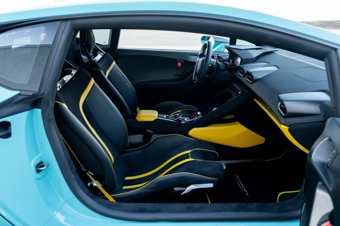 2023 Lamborghini - Image 17 of 31