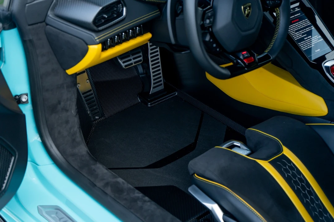 2023 Lamborghini - Image 21 of 31