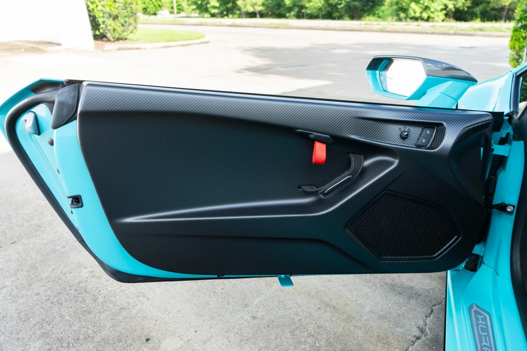 2023 Lamborghini - Image 28 of 31