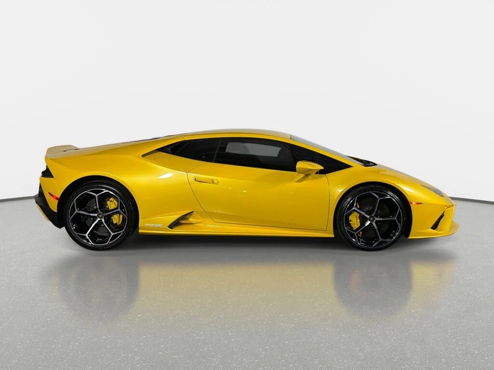 2023 Lamborghini Huracan - Image 2 of 31