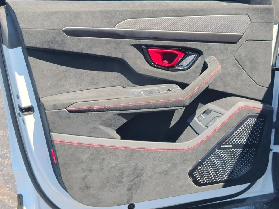 2023 Lamborghini Urus Performante - Image 13 of 31