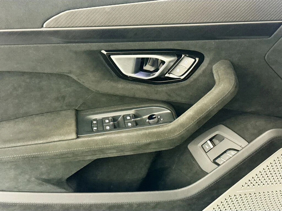 2023 Lamborghini Urus Performante - Image 18 of 31
