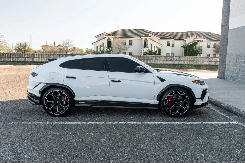 2023 Lamborghini Urus Performante - Image 9 of 31