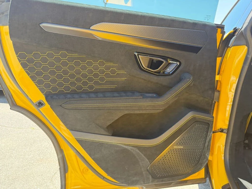 2023 Lamborghini Urus Performante - Image 15 of 31