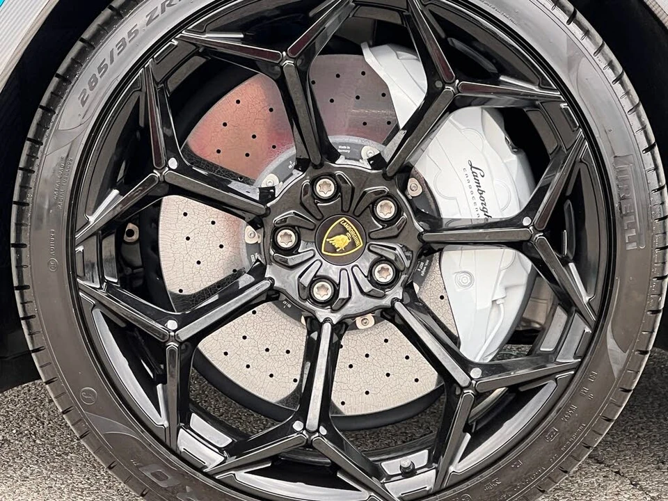 2023 Lamborghini Urus Performante - Image 17 of 31