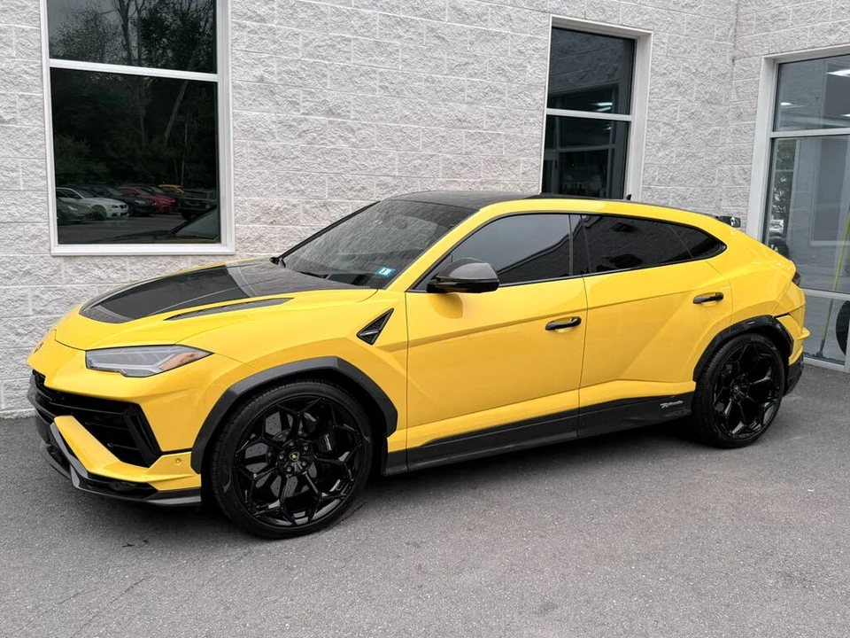 2023 Lamborghini Urus Performante - Image 2 of 31