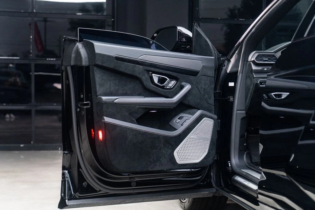 2023 Lamborghini Urus Performante - Image 29 of 31