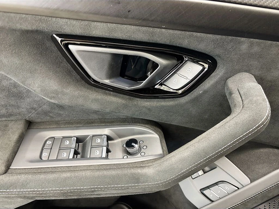 2023 Lamborghini Urus Performante - Image 27 of 31