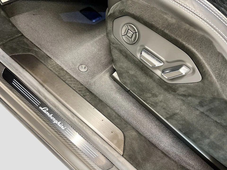 2023 Lamborghini Urus Performante - Image 26 of 31