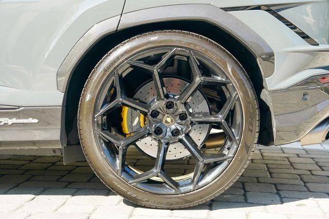 2023 Lamborghini Urus Performante - Image 17 of 31