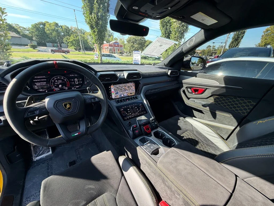 2023 Lamborghini Urus Performante - Image 13 of 31