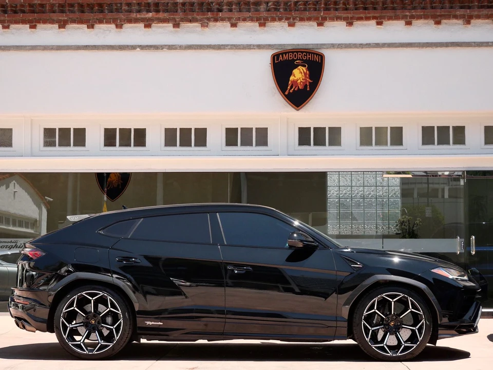 2023 Lamborghini Urus Performante - Image 2 of 31