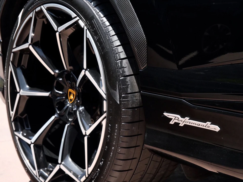 2023 Lamborghini Urus Performante - Image 13 of 31