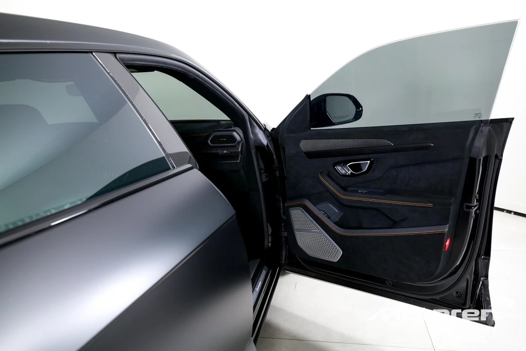 2023 Lamborghini - Image 25 of 31
