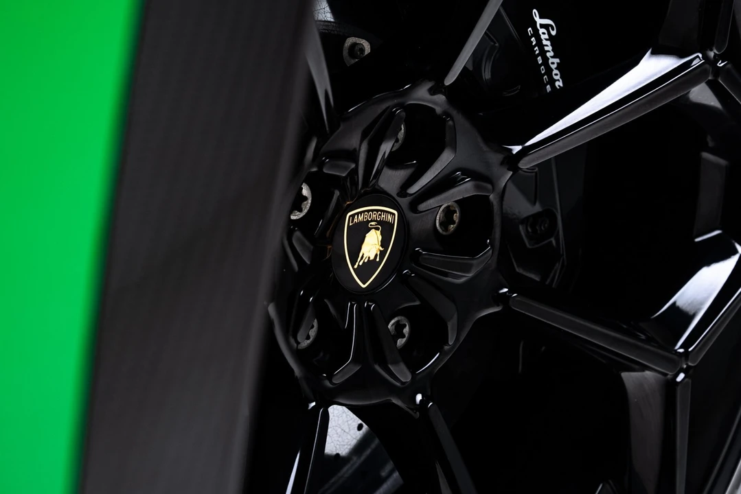 2023 Lamborghini - Image 23 of 31