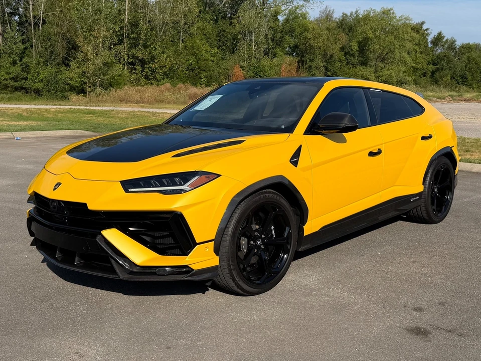 2023 Lamborghini Urus Performante - Image 2 of 31