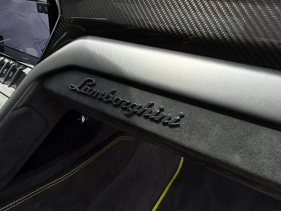 2023 Lamborghini Urus Performante - Image 23 of 31