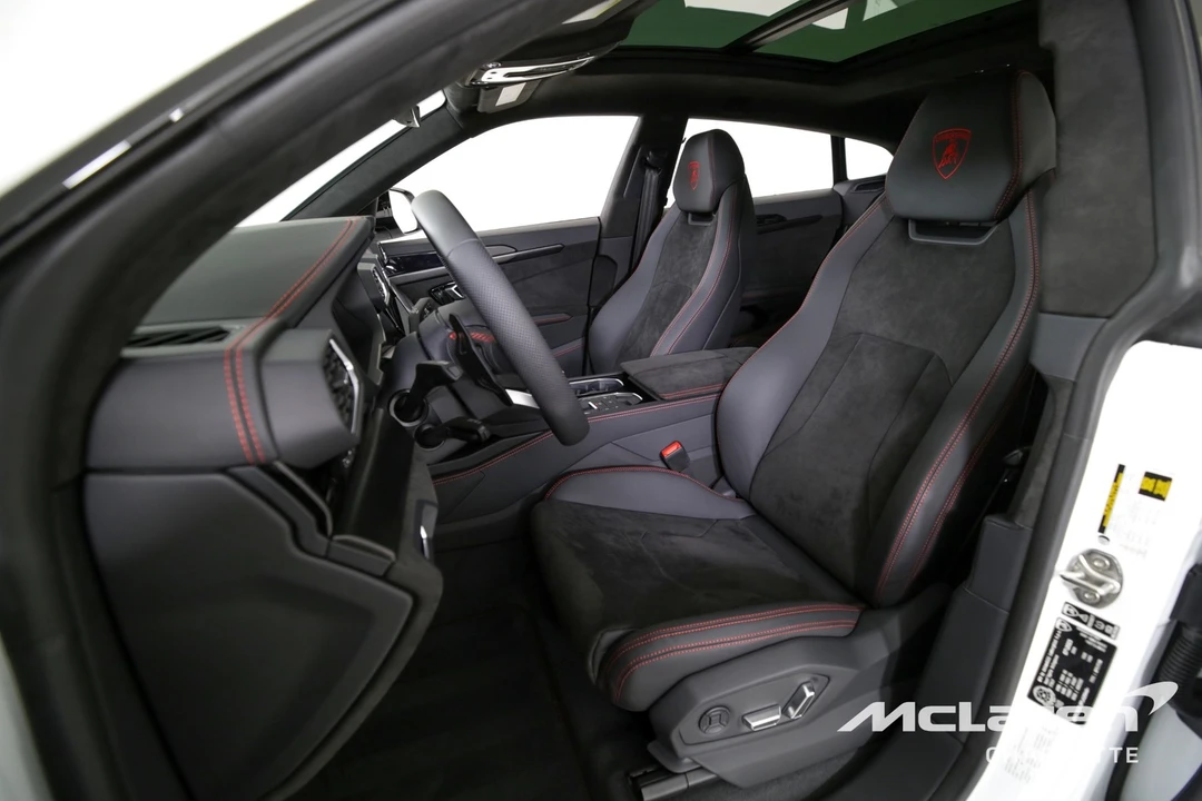 2023 Lamborghini - Image 11 of 31