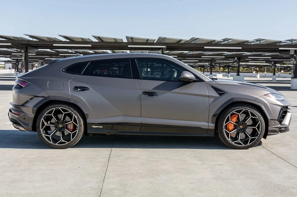 2023 Lamborghini Urus Performante - Image 5 of 13