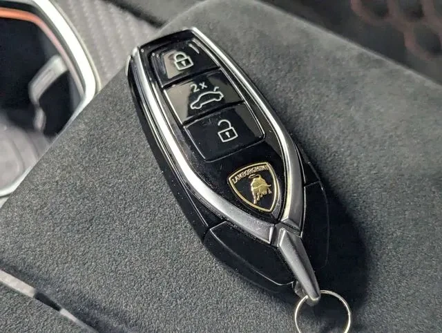 2023 Lamborghini Urus Performante - Image 10 of 12