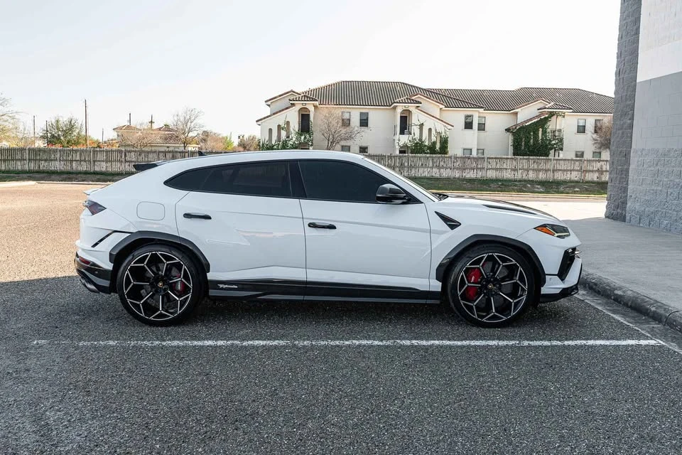 2023 Lamborghini Urus Performante - Image 19 of 20