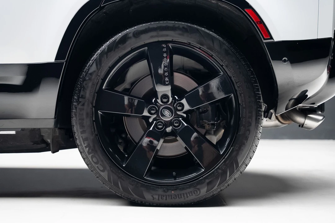 2023 Land Rover Defender - Image 22 of 31
