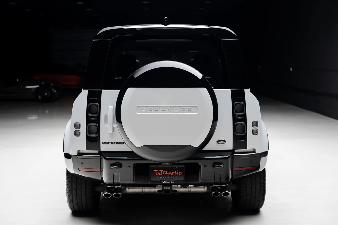 2023 Land Rover Defender - Image 29 of 31
