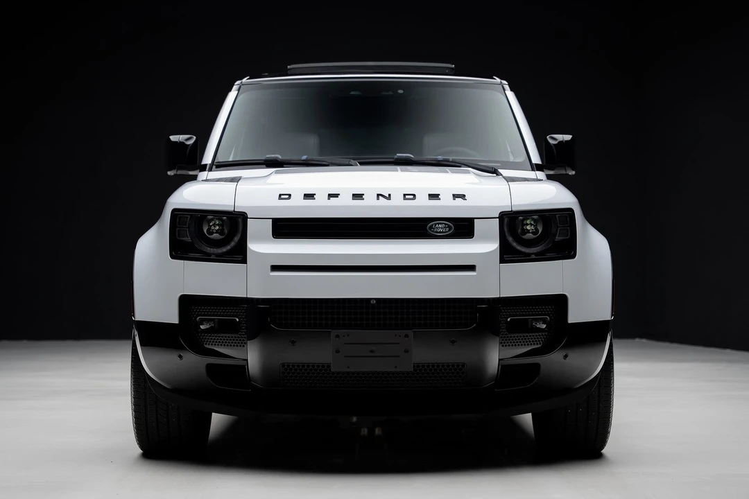 2023 Land Rover Defender - Image 8 of 31