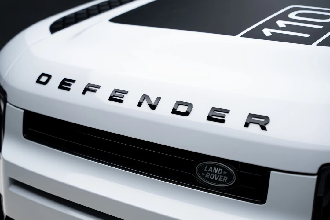 2023 Land Rover Defender - Image 13 of 31
