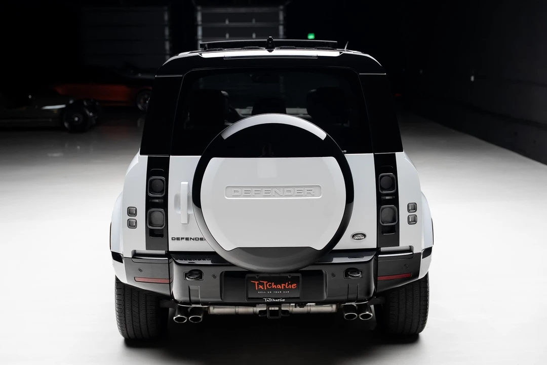 2023 Land Rover Defender - Image 28 of 31