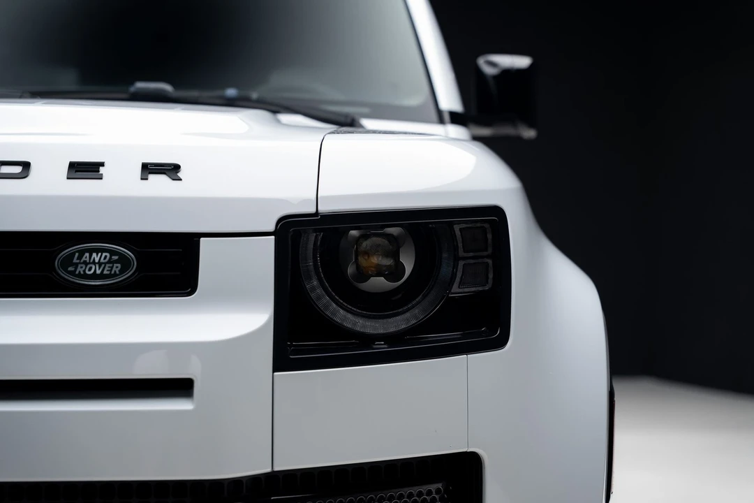 2023 Land Rover Defender - Image 10 of 31