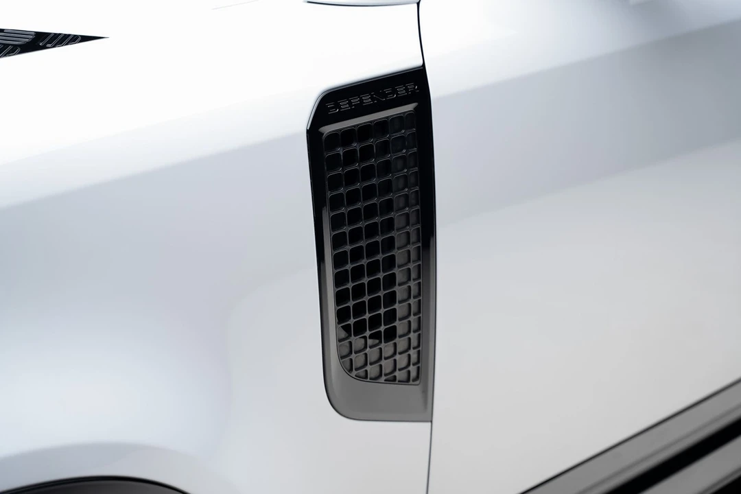 2023 Land Rover Defender - Image 24 of 31