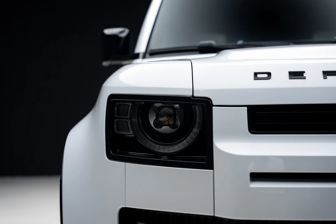 2023 Land Rover Defender - Image 9 of 31