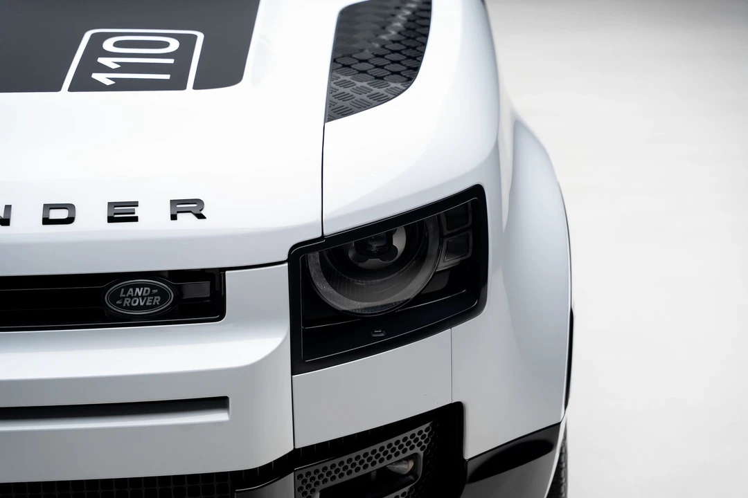 2023 Land Rover Defender - Image 11 of 31