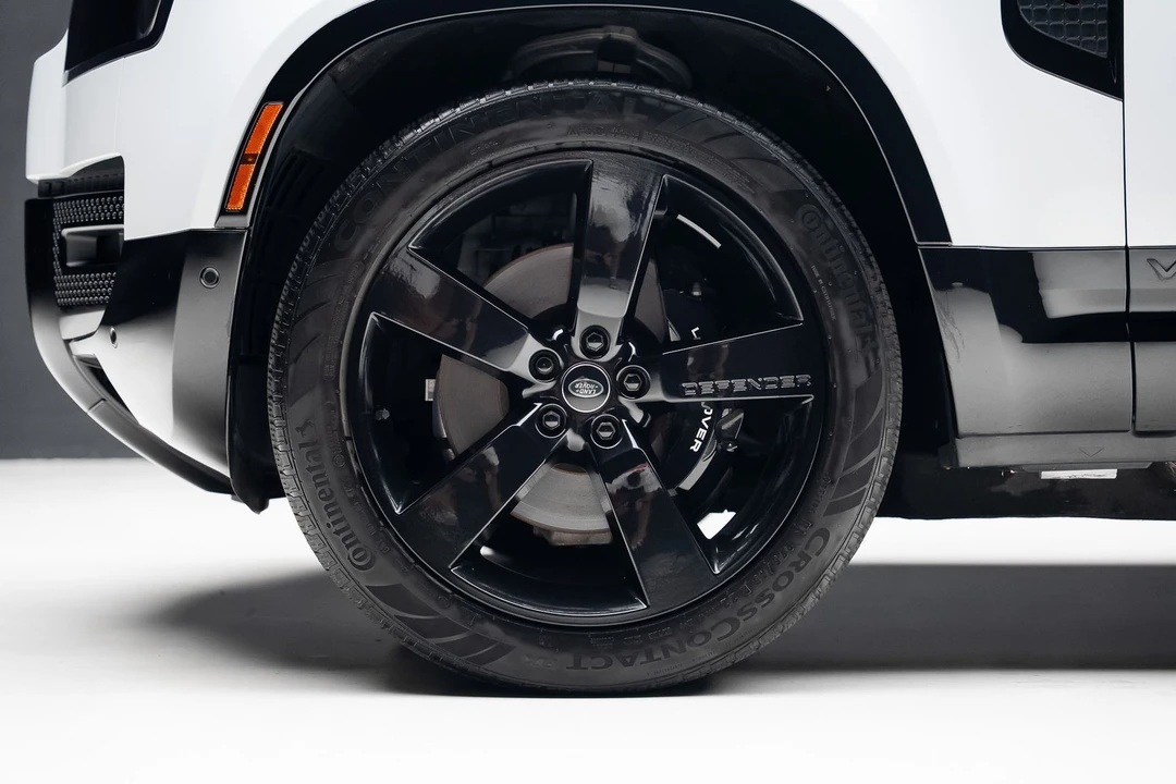 2023 Land Rover Defender - Image 20 of 31