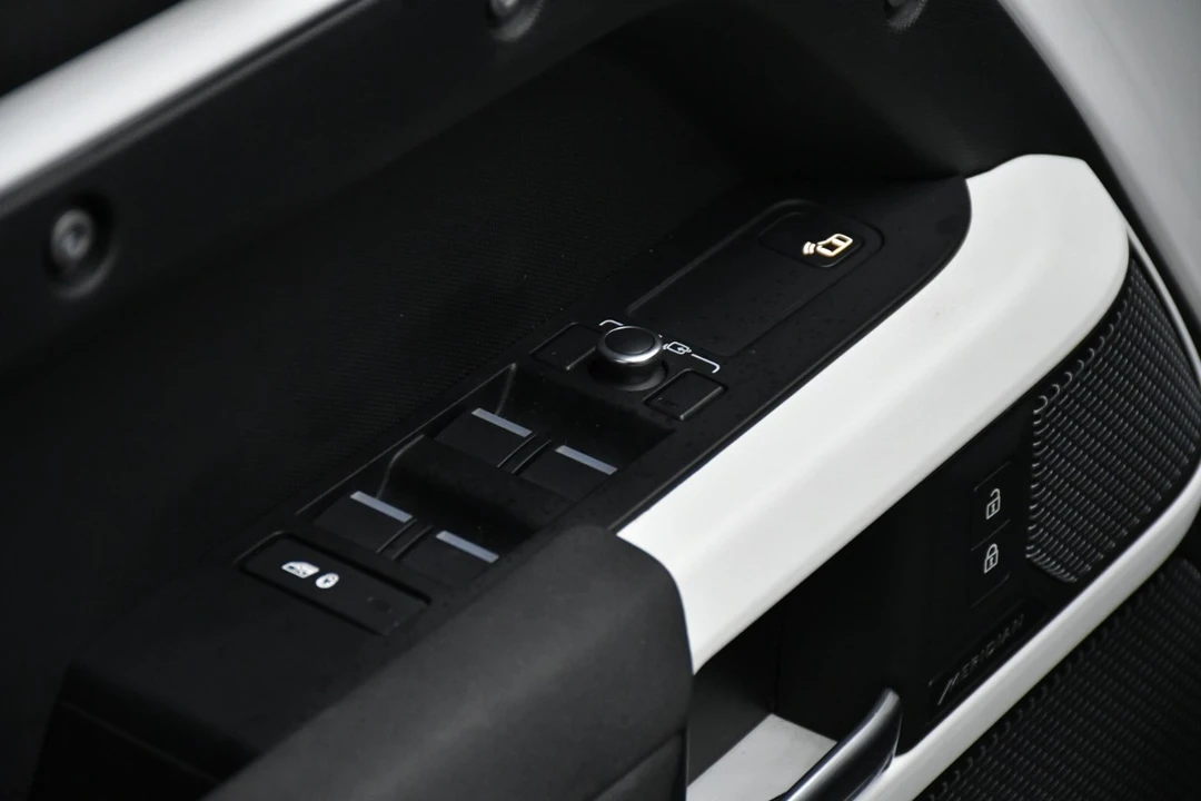 2023 Land Rover Defender L663 - Image 17 of 21