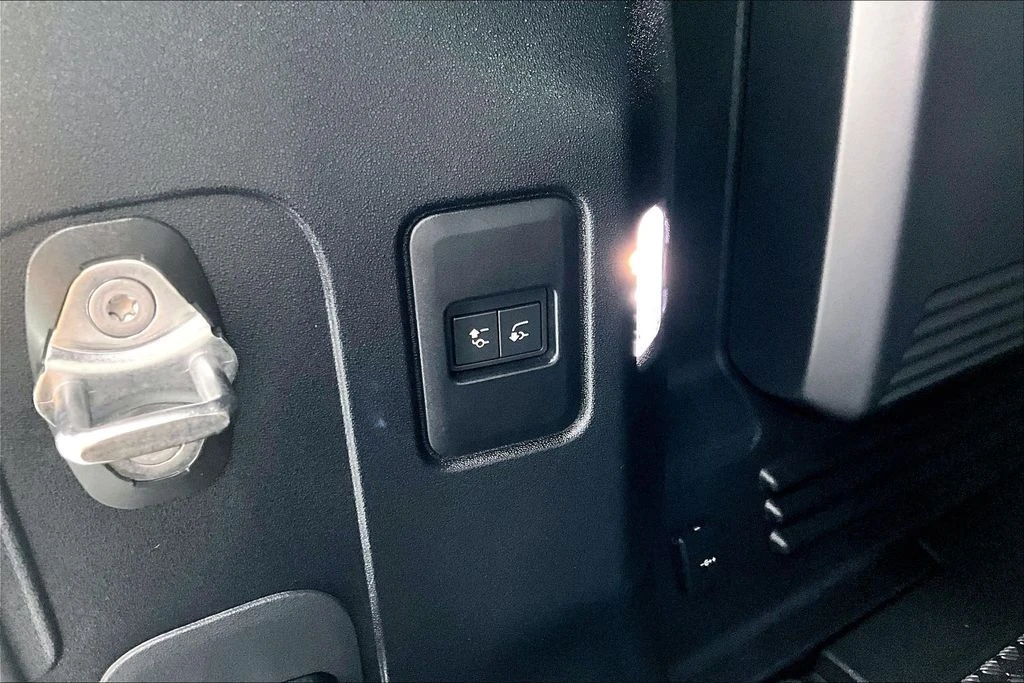 2023 Land Rover Defender L663 - Image 25 of 31