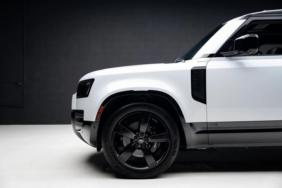 2023 Land Rover Defender V8 - Image 19 of 31