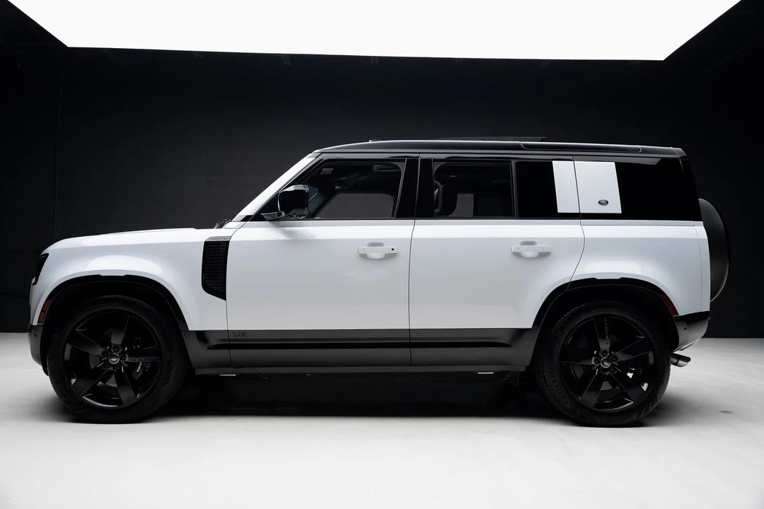 2023 Land Rover Defender V8 - Image 18 of 31